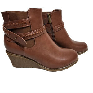 Cloudwalkers by Avenue brown booties. Women's size 10W.